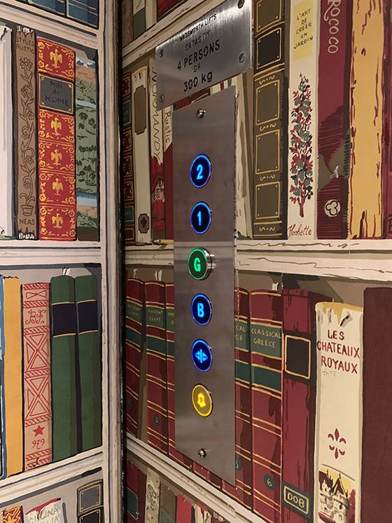 영국 햄블튼 홀(Hambleton Hall) 호텔의 엘리베이터. 서고처럼 꾸며 도서관에서 책을 찾는 느낌을 준다. [사진 박진배]