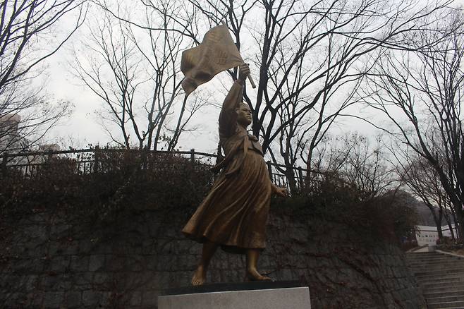 The statue of independence fighter Ryu Gwan-sun at the Seodaemun Independence Park, Seodaemun-gu, western Seoul. (Yoon Min-sik/The Korea Herald)