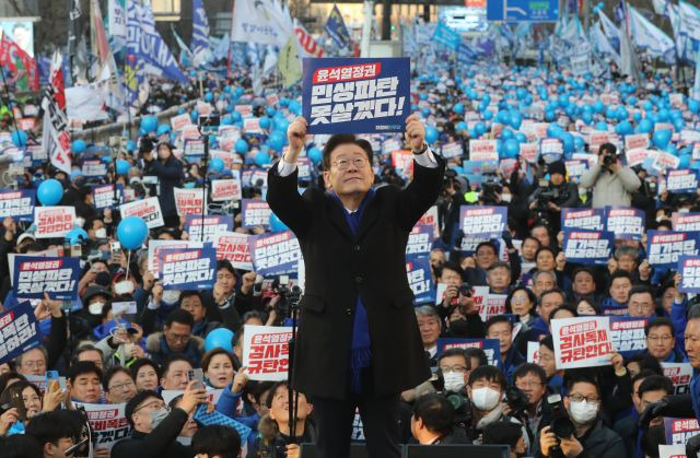 이재명 더불어민주당 대표가 4일 오후 서울 숭례문 인근 세종대로에서 열린 윤석열 정권 민생파탄 검사독재 규탄대회 참석한 모습. 연합뉴스