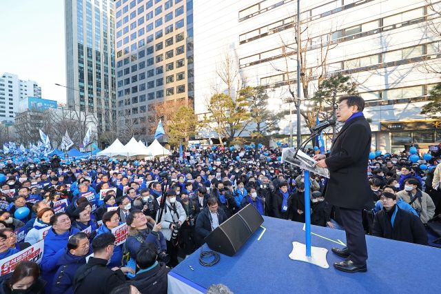 이재명 더불어민주당 대표가 4일 오후 서울 숭례문 인근 세종대로에서 열린 윤석열 정권 민생파탄 검사독재 규탄대회에서 발언하고 있다. 연합뉴스