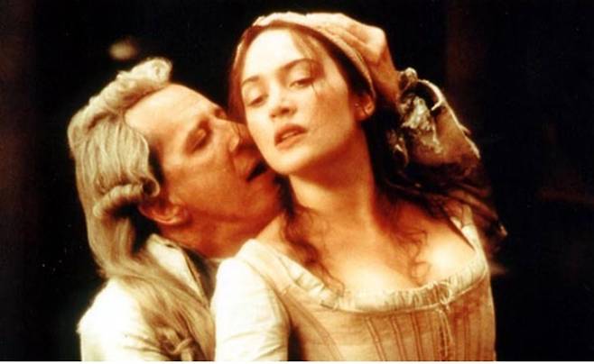 사드 후작의 말년을 그린 영화 ‘퀼스’의 한 장면. 사드의 삶은 변태적 성욕으로 가득했다.