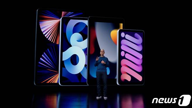 (로이터=뉴스1) 김진환 기자 = 팀 쿡 애플 CEO가 14일(현지시간) 캘리포니아 쿠퍼티노 애플파크에서 스페셜 애플 이벤트를 통해 아이패드 미니 6세대를 소개하고 있다.   애플은 이날 온라인 행사를 통해 Δ아이폰13 미니 Δ아이폰13 Δ아이폰13 프로 Δ아이폰13 프로 맥스 등 총 4가지로 구성된 아이폰13 시리즈와 9세대 아이패드, 6세대 아이패드 미니, 애플워치 시리즈7 등을 선보였다. 가격은 아이폰13 799달러(약 94만원), 아이폰13 미니 699달러, 아이폰13 프로 999달러, 아이폰 13 프로 맥스 1099달러, 9세대 아이패드 329달러, 6세대 아이패드 미니 499달러, 애플워치 시리즈7 399달러 등이다. (C) 로이터=뉴스1