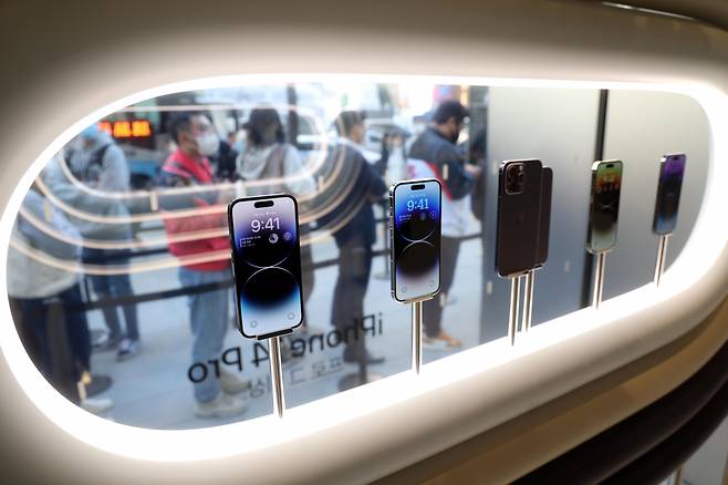 서울 명동 애플 스토어에 진열된 ‘아이폰14’ 시리. 이상섭 기자.