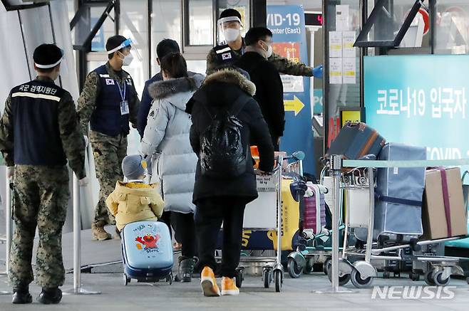 [인천공항=뉴시스] 최동준 기자 = 지난 9일 인천국제공항에서 국군검역지원단이 중국 지난에서 도착한 입국자들에게 PCR 검사 안내를 하는 모습. 2023.01.09. photocdj@newsis.com