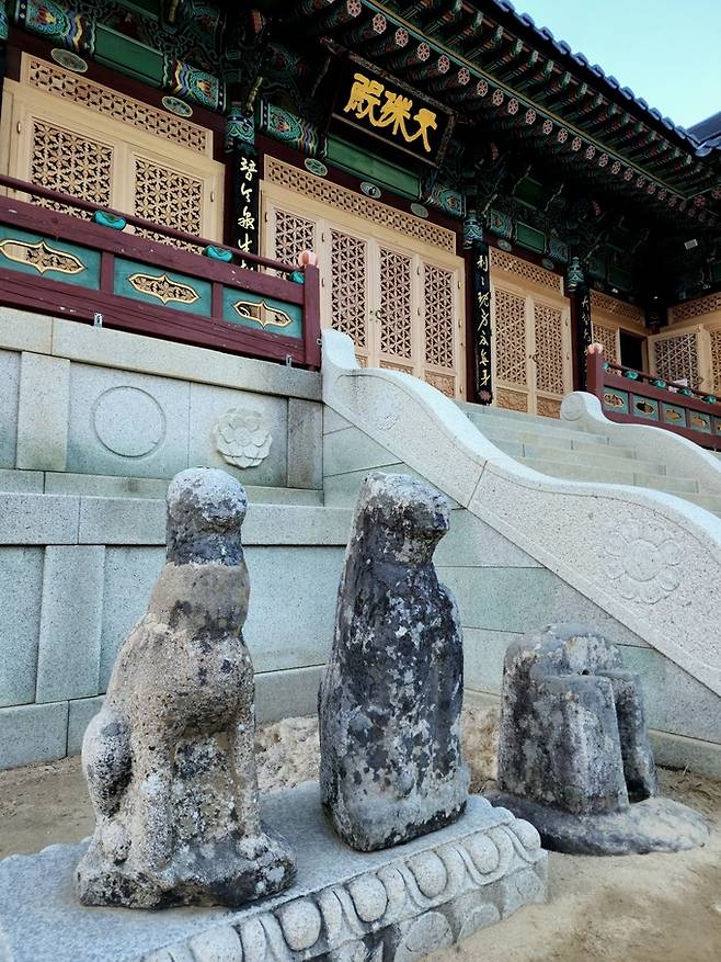 상원사 문수전 고양이 석상.