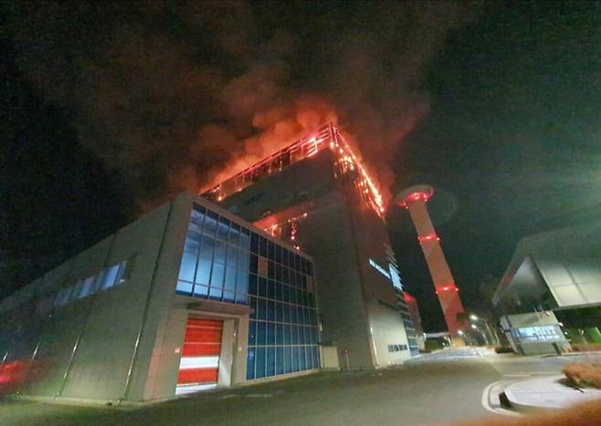 3일 오후&nbsp;경북 안동시 풍천면 호민로 경북도청 신도시의 광역 폐기물 처리시설인 ‘맑은누리파크’에서 화재가 발생한 모습. 경북소방본부 제공