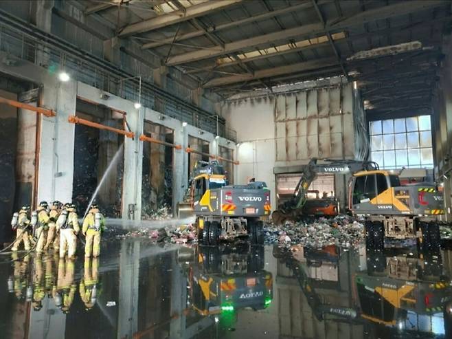 3일 오후&nbsp; 경북 안동시 풍천면 호민로 경북도청 신도시의 광역 폐기물 처리시설인 ‘맑은누리파크’에서 화재가 발생해 소방당국이 화재 진압에 나섰다. 경북소방본부 제공