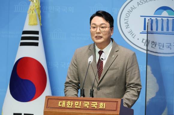 천하람 “윤핵관 퇴출시키겠다” - 국민의힘 천하람 전남 순천갑 당협위원장이 3일 국회 소통관에서 열린 당대표 출마기자회견에서 “당대표가 되면 윤핵관을 퇴출시키겠다”고 주장하고 있다. 2023.2.3 연합뉴스