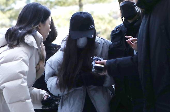 2살 아들을 집에 혼자 두고 사흘간 방치해 숨지게 한 혐의를 받는 여성 A(24)씨가 4일 오후 구속 전 피의자심문(영장실질심사)을 받기 위해 인천시 미추홀구 인천지방법원으로 들어서고 있다. ⓒ연합뉴스