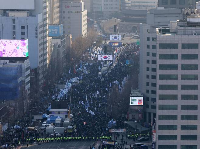 4일 서울 숭례문 인근 세종대로에서 민주당 당원 및 지지자들이 '윤석열 정권 민생파탄·검사독재 규탄대회'를 하고 있다. ⓒ연합뉴스