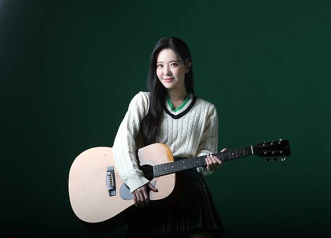 신곡 ‘큰거온다’를 발표한 가수 송민경이 1일 스포츠경향과 인터뷰에 앞서 포즈를 취하고 있다. 정지윤 선임기자