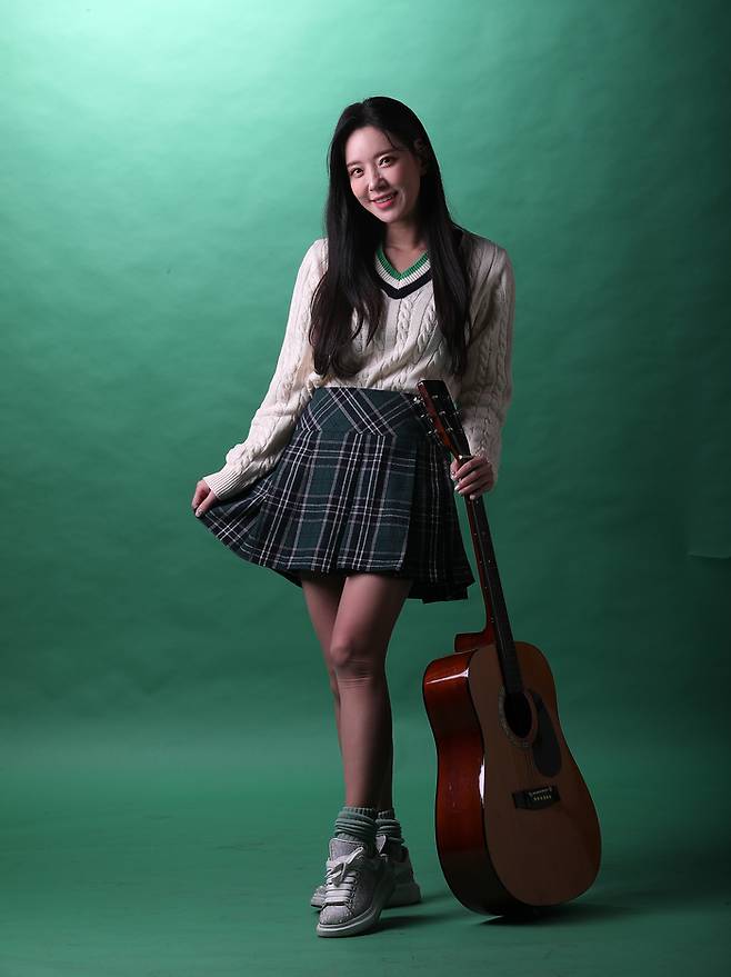 신곡 ‘큰거온다’를 발표한 가수 송민경이 1일 스포츠경향과 인터뷰에 앞서 포즈를 취하고 있다. 정지윤 선임기자