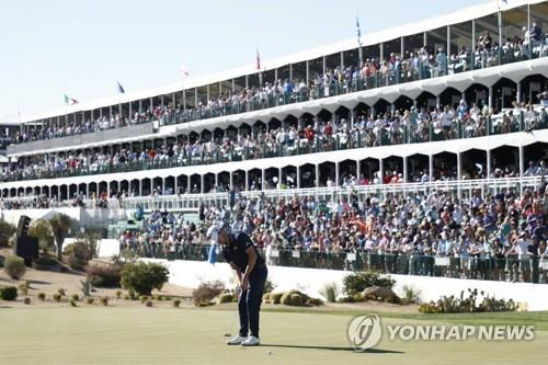 3면이 관중석으로 둘러싸인 피닉스오픈 개최지 TPC 스콧데일 16번 홀. [AFP/게티이미지=연합뉴스]