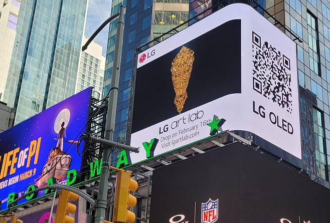 LG전자가 미국 뉴욕 타임스스퀘어(Times Square)의 대형 전광판에서 LG TV에 탑재된 NFT 예술 작품 거래 플랫폼 ‘LG 아트랩(Art lab)’의 예술 작품을 선보인다. 영상은 세계적인 예술가 배리엑스볼(Barry X Ball)의 NFT 미디어아트 작품 4종을 담았다. (사진=LG전자)