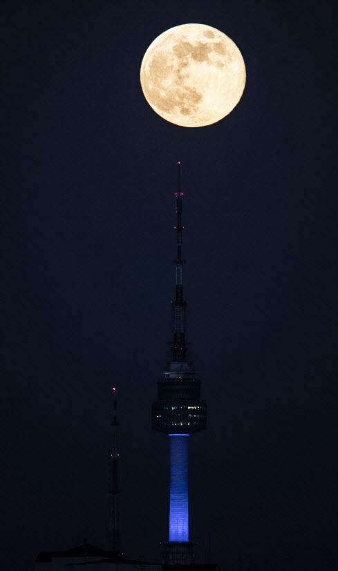 2022년 마지막 보름달이 뜬 지난해 12월8일 서울 여의도에서 바라본 서울 하늘에 보름달이 떠 있다.(사진=뉴시스)