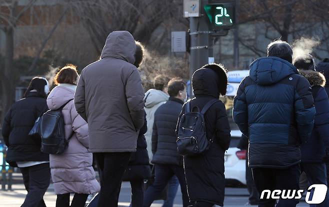 매서운 추위가 닥친 지난달 25일 오전 서울 광화문네거리에서 시민들이 출근길 발걸음을 옮기고 있다. 2023.1.25/뉴스1 ⓒ News1 신웅수 기자