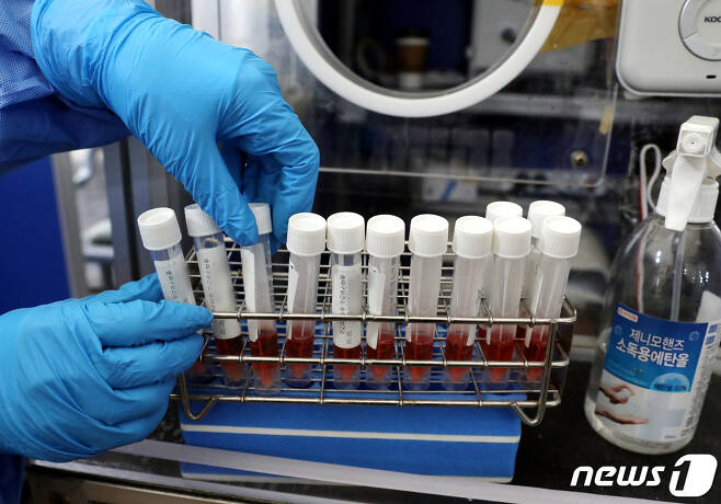 2일 오전 서울 송파구 보건소 선별진료소에서 의료진이 PCR 검사 키트를 정리하고 있다.  2023.2.2/뉴스1 ⓒ News1 김진환 기자