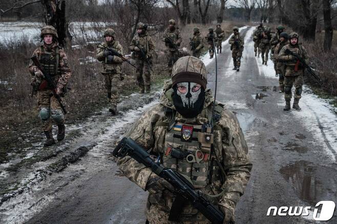 지난 4일(현지시간) 러시아의 침공 속 우크라이나 도네츠크 전선에서 병사들이 진지로 행군을 하고 있다. ⓒ AFP=뉴스1 ⓒ News1 우동명 기자