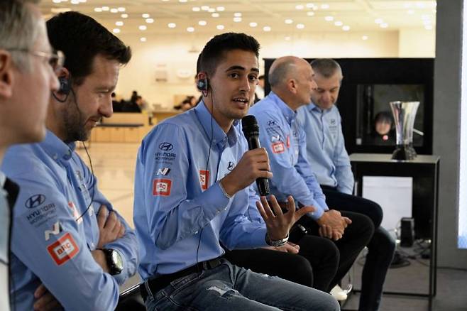 2022 시즌 드라이버 부문 우승 미켈 아즈코나가 질문에 답변하고 있다. [사진제공=현대자동차그룹]