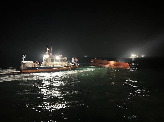 해경이 실종자 9명을 찾기 위해 수색 구역을 확대하는 등 야간 집중 수색에 나설 예정이다. [사진제공=목포해양경찰서]