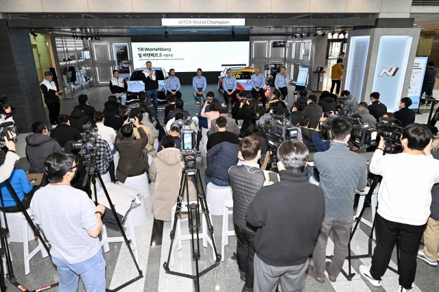 1일 현대자동차 서울 양재동 본사 1층 로비에서 2022 WTCR 더블 챔피언 기념Q&A 세션 및 인터뷰 행사가 미디어 대상으로 진행되고 있다. 현대자동차 제공