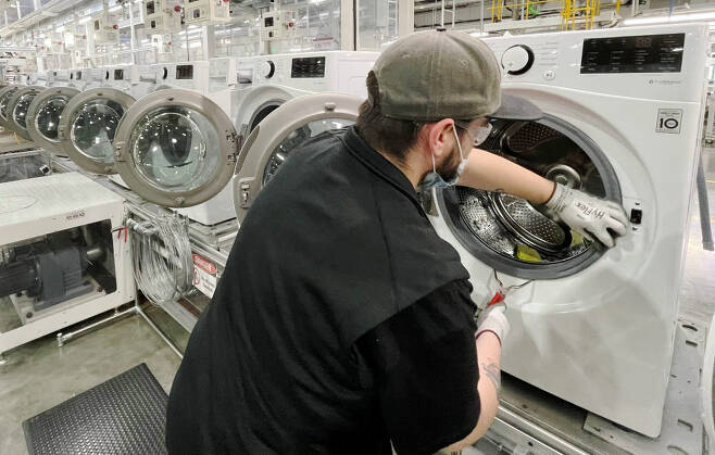 LG전자 직원이 미국 테네시주 클락스빅에 있는 세탁기 라인에서 드럼 세탁기를 생산하고 있다.