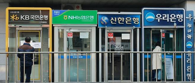 5일 서울 시내 은행 현금인출기(ATM) 모습. hihong@yna.co.kr