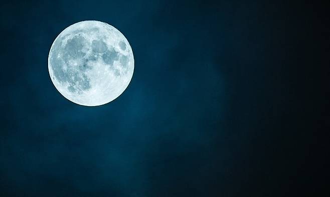 2023년 새해 첫 보름달은 평소보다 작은 마이크로문이다. 픽사베이