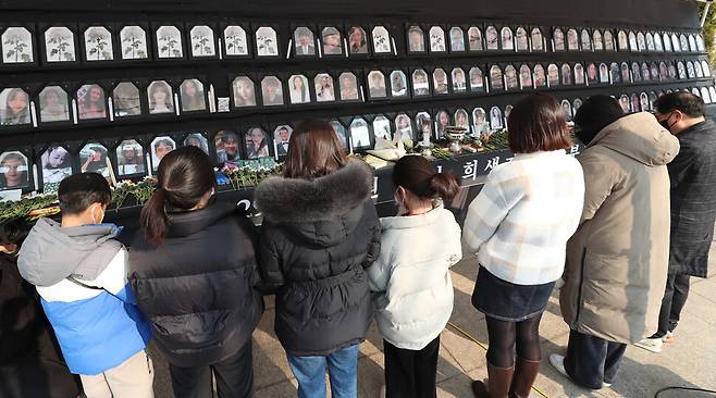 이태원 참사가 일어난 지 100일째인 5일 오전 서울 중구 서울광장에 마련된 합동 분향소를 찾은 시민들이 희생자들을 추모하고 있다. 김정효 기자 hyopd@hani.co.kr