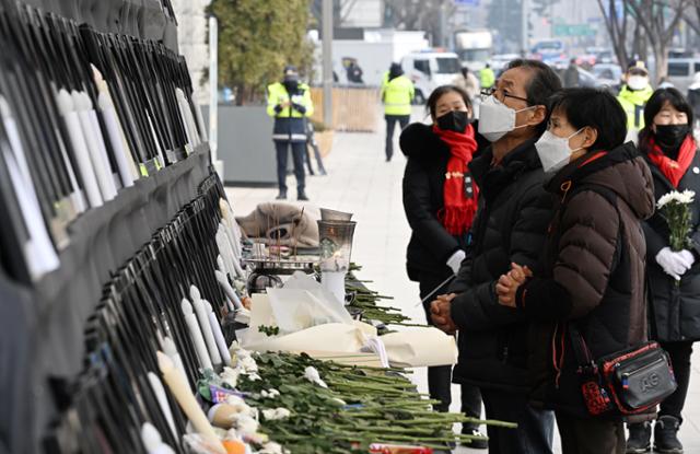 이태원 참사 100일을 맞은 5일 서울광장에 설치된 분향소를 찾은 시민들이 분향을 하고 있다. 왕태석 선임기자