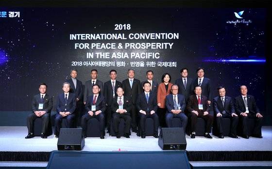 안부수 아태평화교류협회(아태협) 회장과 이재명 당시 경기도지사, 리종혁 조선아태위 부위원장 등이 지난 2018년 11월14일 고양시 엠블호텔에서 열린 '2018 아시아태평양의 평화 번영을 위한 국제대회'에 참석해 기념촬영하고 있다. 자료 사진