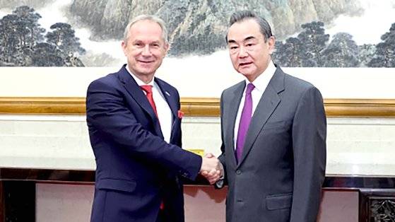 왕이(오른쪽) 중국 정치국위원 겸 중앙외사공작위원회판공실 주임이 지난 2일 베이징을 방문한 처버 커러쉬 77차 유엔 총회 의장을 만나 악수하고 있다. 중국 외교부 캡쳐