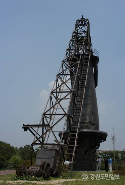 ▲ 포스코 이전의 남한 최초 고로제철소가 동해 삼화제철소, 그 마지막 무연탄 고로가 포스코 역사관 야외전시장에 전시돼 있다. 지난 1943년 설립된 이 용광로는 현존하는 것 중 가장 오래됐으며, 당시 남한에 걸립된 용광로 중 유일하게 남아있다.