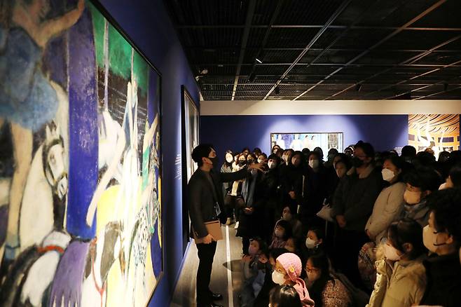 지난 1월 31일 앙드레 브라질리에의 ‘멈추어라, 순간이여!’ 특별전 해설을 맡은 정우철 도슨트가 관람객들에게 그림을 설명하고 있다. / 한수빈 기자