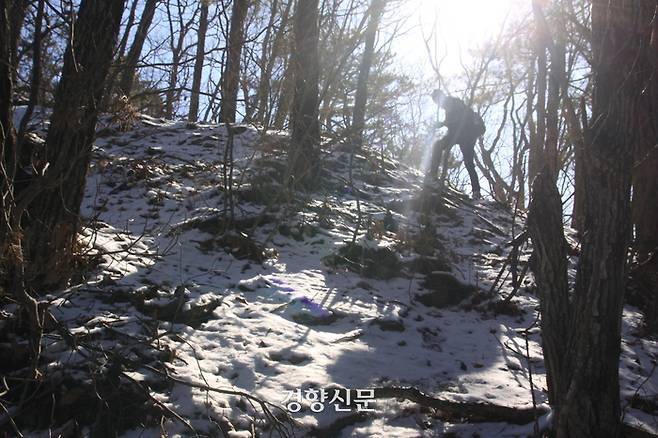 경사진 바위틈이 있는 산지에서 주로 사는 산양의 흔적을 관찰하는 지점까지 가기 위해서 김원호 녹색연합 활동가가 산을 오르고 있다. 때로는 산양처럼 ‘네발’로 움직여야 했다. 강한들 기자