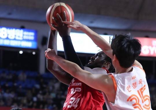 자밀 워니를 막는 캐롯의 안정욱[KBL 제공]