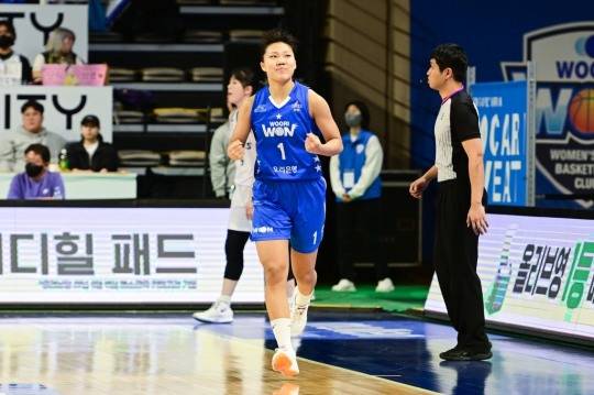 만족스러운 미소 짓는 박지현[WKBL 제공]