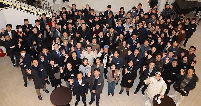 지난 2일 저녁 서울 중구 충무로에서 성황리에 열린 국내 핀테크 생태계 확장을 위한 네트워킹 그룹 '핀투나잇(파이낸스와 테크)' 첫 모임 참가자들이 카메라를 향해 손을 흔들어 인사하고 있다. <이승환 기자>