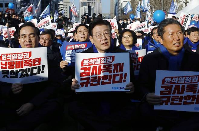 [서울=뉴시스] 최동준 기자 = 더불어민주당 이재명 대표, 박홍근 원내대표, 당 지도부 등 의원들이 4일 서울 세종대로에서 열린 윤석열정권 민생파탄-검사독재 규탄 국민보고대회에서 윤 정권을 규탄하고 있다. 2023.02.04.