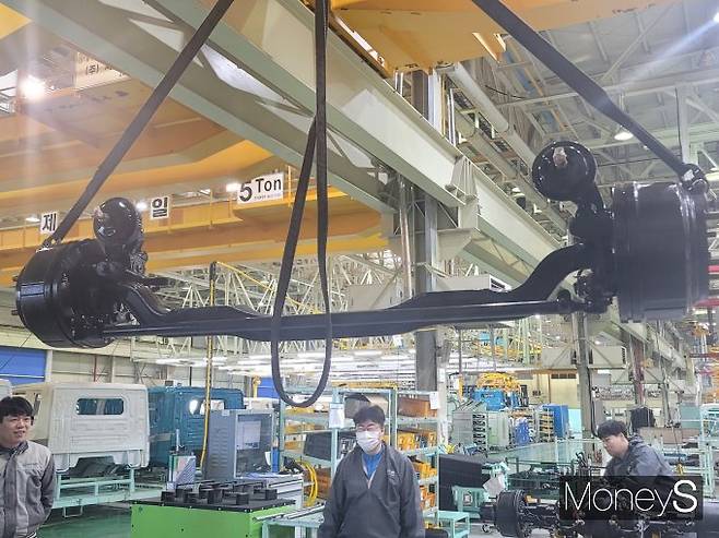 타타대우상용차의 LD공장에서는 시끄러운 기계음이 가득했지만 직원들의 얼굴에는 미소가 넘쳤다. /사진=김창성 기자