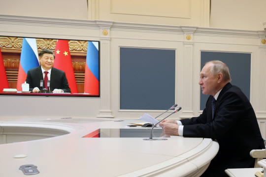 APTOPIX Russia China Putin <YONHAP NO-3271> (AP) 블라디미르 푸틴 러시아 대통령이 지난해 12월 30일 러시아 모스크바 크렘린궁에서 열린 시진핑 중국 국가주석과의 화상회의에서 연설하고 있다. AP연합.
