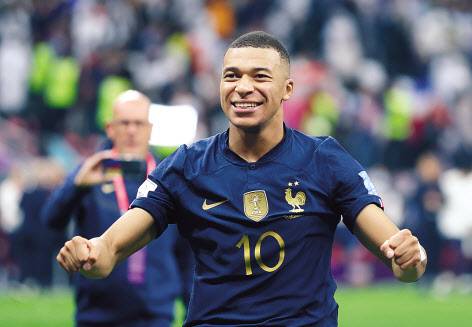 2022 카타르 월드컵에서 프랑스 대표팀 선수 킬리앙 음바페(24·파리 생제르맹)가 나이키 유니폼을 입은 모습. [연합]