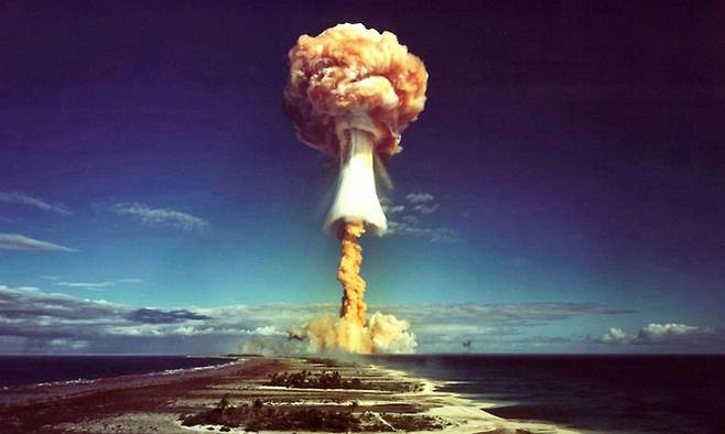 프랑스령 폴리네시아 제도에서 1971년 실시된 핵실험에서 핵폭탄 폭발 직후 구름이 피어오르고 있다. 게티이미지 제공