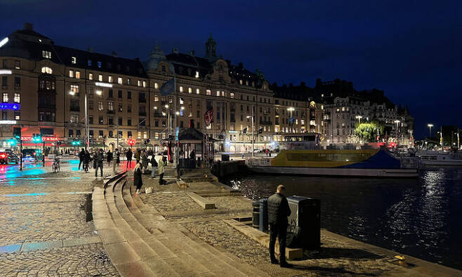 스톡홀름 중심부 거리 풍경. 어느덧 주위는 어둑해지고 건물들이 거리를 밝힌다.