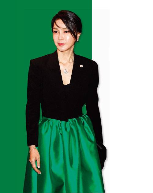 한복을 모티프로 제작한 초록색 볼륨스커트 차림으로 지난해 6월 29일 스페인 동포만찬간담회에 참석한 김건희 여사. [뉴스1]