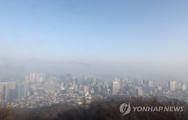 먼지층 쌓인 서울[연합뉴스 자료사진] (서울=연합뉴스) 류영석 기자 = 서울 등 중부지방 초미세먼지 농도가 '나쁨' 수준을 보인 지난 1일 오전 서울 남산에서 바라본 시내가 뿌옇다. 2023.2.1 ondol@yna.co.kr