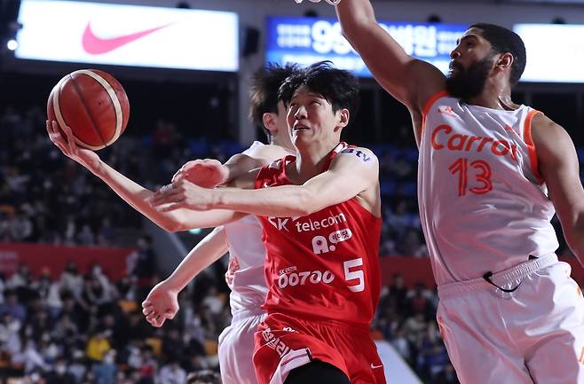 더블 클러치 시도하는 김선형 [KBL 제공. 재판매 및 DB금지]