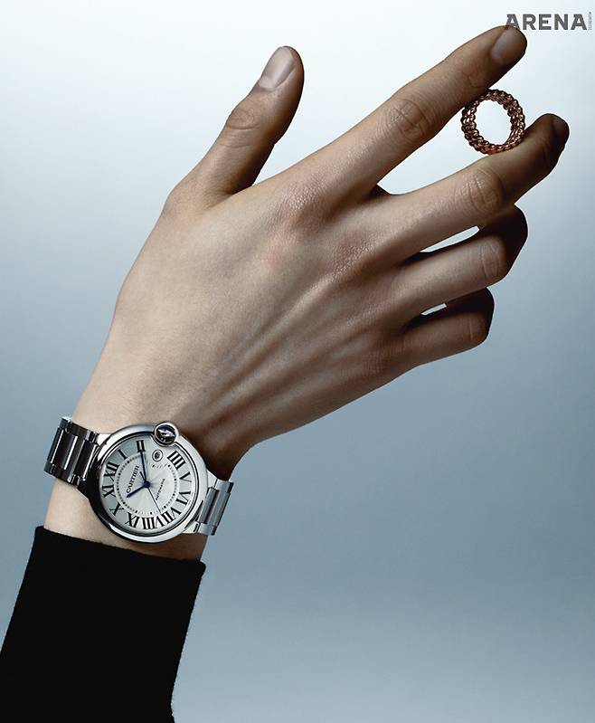 실버 기요셰 다이얼에 블루 스틸 핸즈와 합성 스피넬 카보숑이 세팅된 플루티드 크라운이 경쾌하게 자리한 발롱 블루 드 까르띠에 워치 42mm 9백만원대·핑크 골드 소재의 더블 로우 클래쉬 드 까르띠에 링 5백만원대 모두 까르띠에 제품.