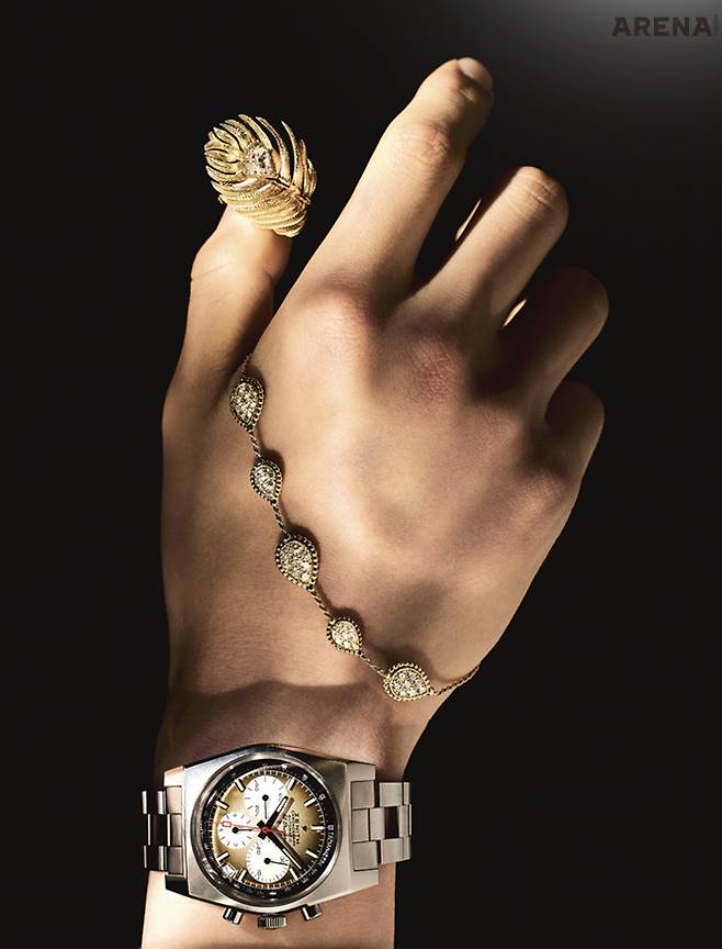 1969년 제니스가 워치메이킹 브랜드 최초로 선보인 스모크 브라운 그러데이션 다이얼을 탑재한 모델 1969 레퍼런스 A385 오리지널 버전을 충실하게 재현한 크로노마스터 리바이벌 A385 37mm 1천3백57만원 제니스, 옐로 골드 소재로 표현한 공작새 깃털의 중심에 로즈 컷 다이아몬드가 영롱한 플륌 드 펑 라지 링 2천만원대·라운드 다이아몬드가 파베 세팅된 5개의 골드 드롭이 손목을 가볍게 감싸는 쎄뻥 보헴 브레이슬릿 2천만원대 모두 부쉐론 제품.