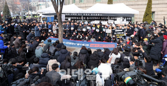 6일 시청 앞 서울광장에 마련된 10·29 이태원 참사 희생자 합동분향소 앞에서 ‘분향소 철거 예고 서울시 규탄 기자회견’이 열리고 있다. (사진=방인권 기자)